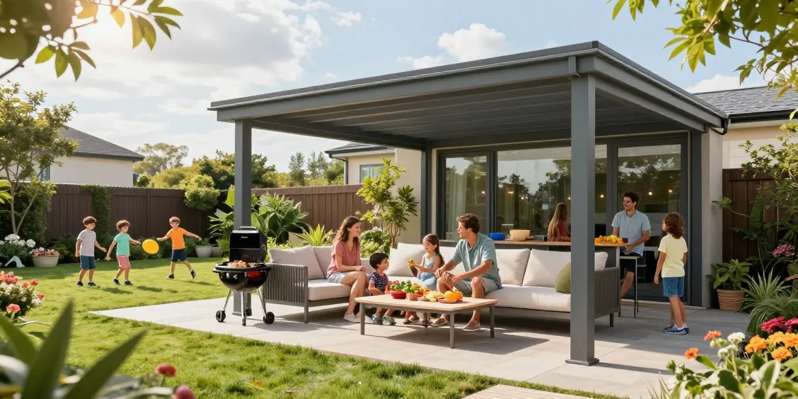Familie genießt BBQ unter einer freistehenden Terrassenüberdachung im Garten
